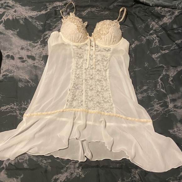 Lingerie - Picture 1 of 2